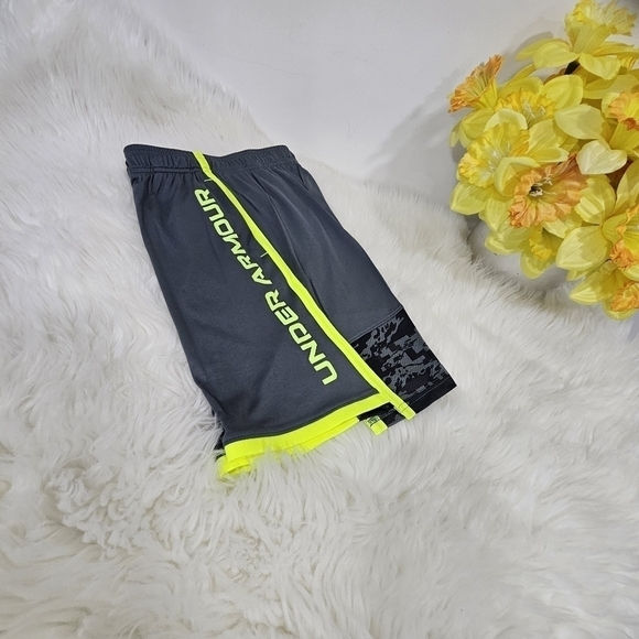 Under Armour Boy's shorts,  size medium gray/green new. - Picture 4 of 12